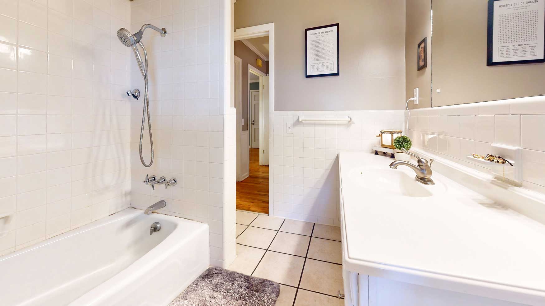 Full bathroom at 336 Buchannan Street SE